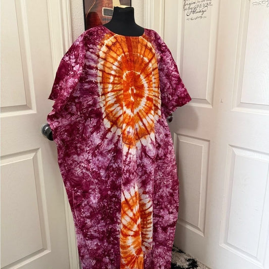 Kaftan Tie-Dye Bordeaux & Orange Soleil – Éclat Africain