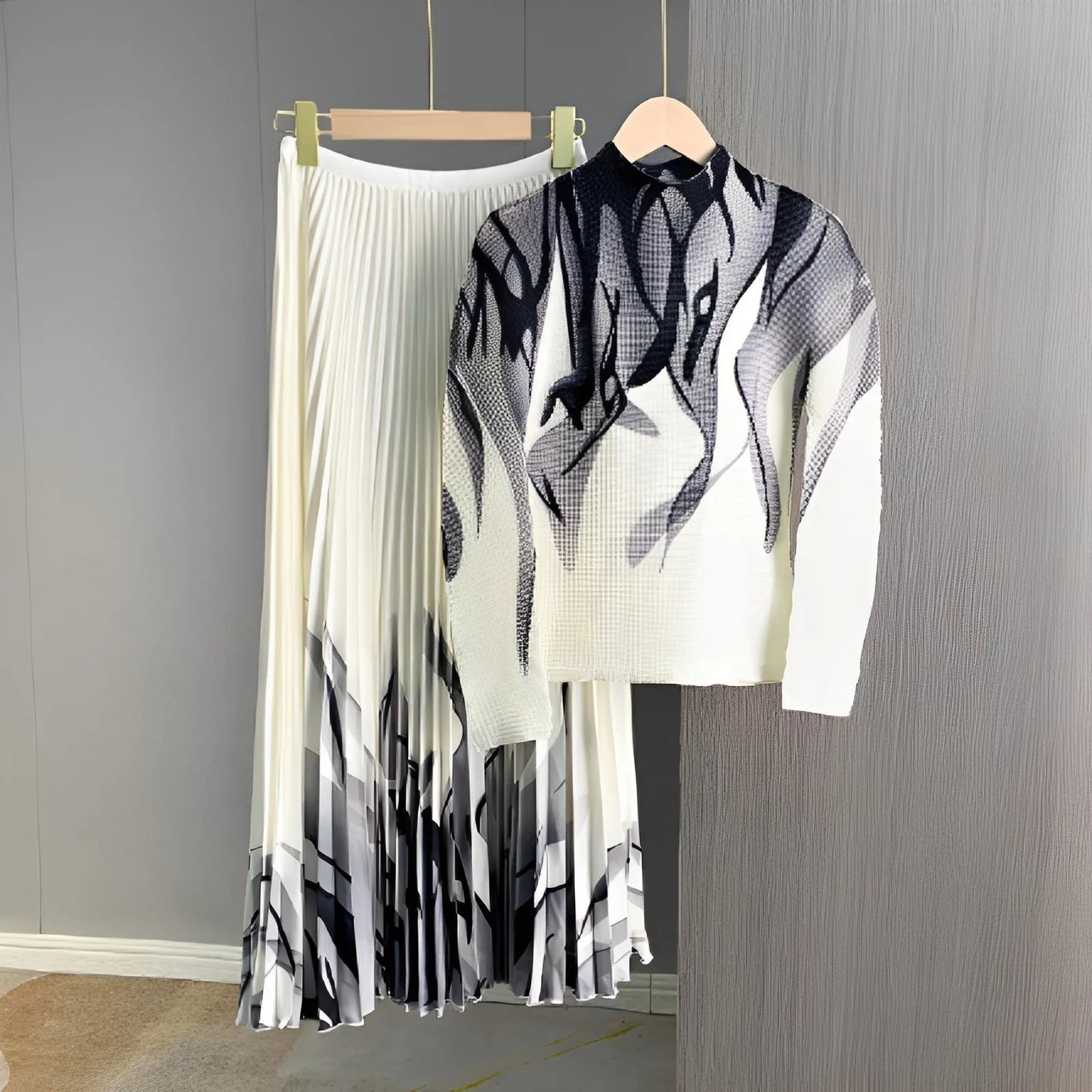 Elegant Pleated Two-Piece Floral Outfit – Women’s Boutique Collection