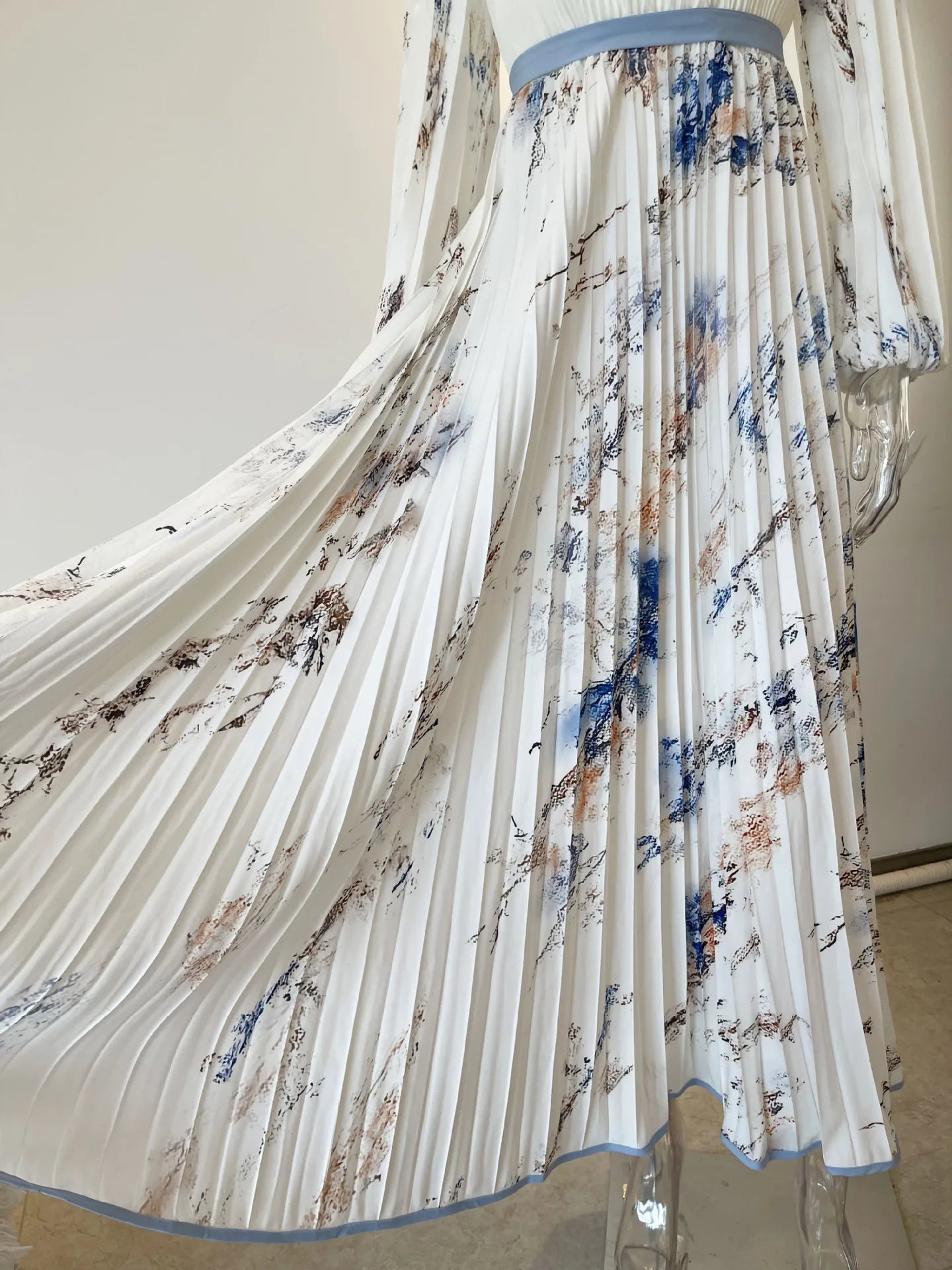 Robe Maxi Florale Manches Longues – Col V Élégant | Été 2025