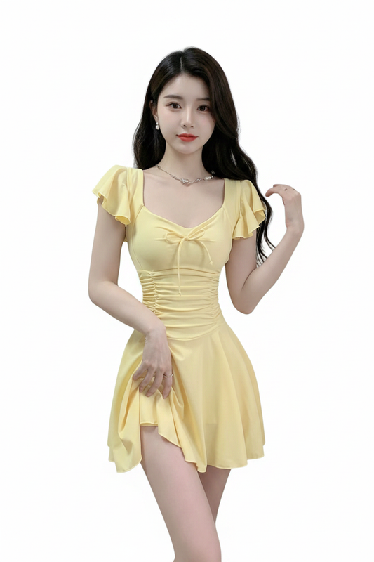 Robe jaune fond blanc