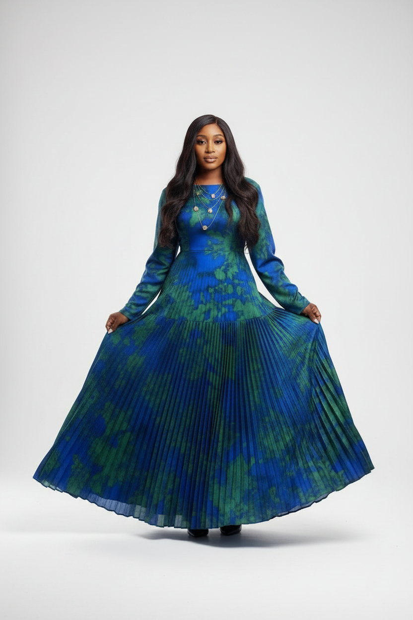 Robe Plissée Bleu & Vert – Fond blanc premium
