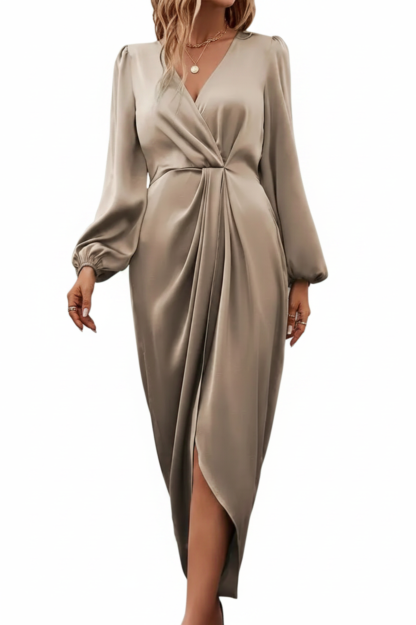 Robe satin beige — fond blanc