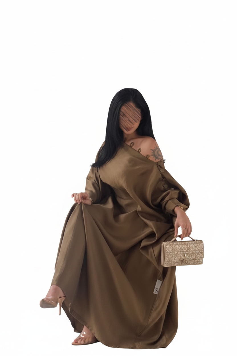 Robe satin olive assise — fond blanc